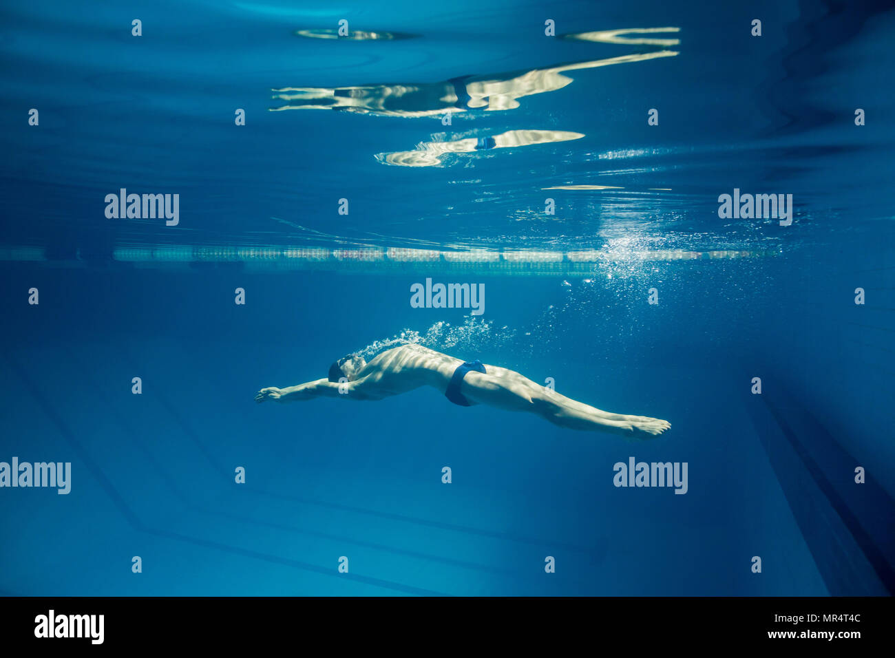 Foto subacquee di giovani nuotatori in occhiali esercitando in piscina Foto Stock