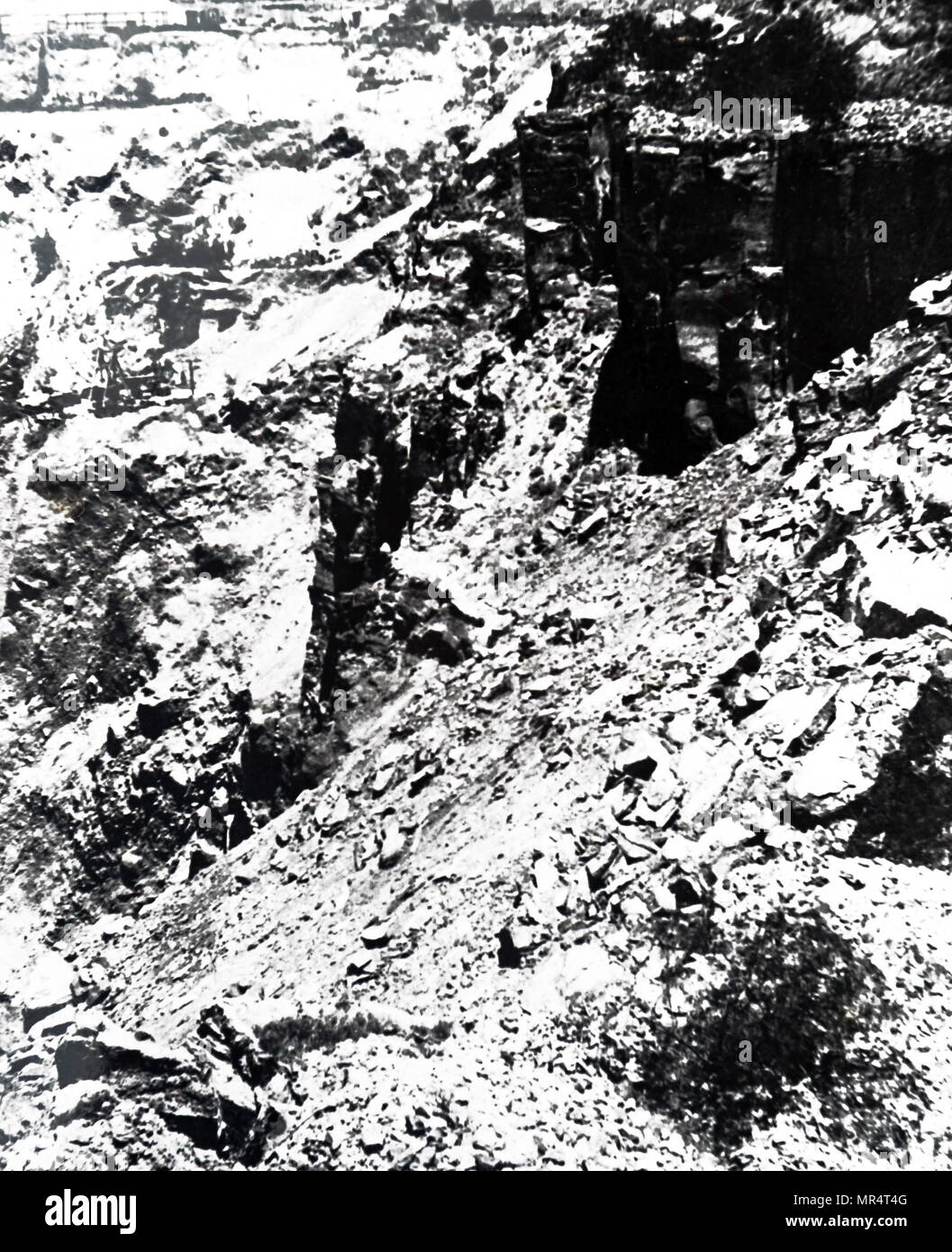 Fotografia delle lavorazioni presso la De Beers Diamond Mine fondata da Cecil Rhodes. Cecil Rhodes (1853-1902) un imprenditore britannico, mining magnate e politico in Sud Africa che ha servito come primo ministro della colonia del Capo dal 1890 al 1896. Datata del XIX secolo Foto Stock
