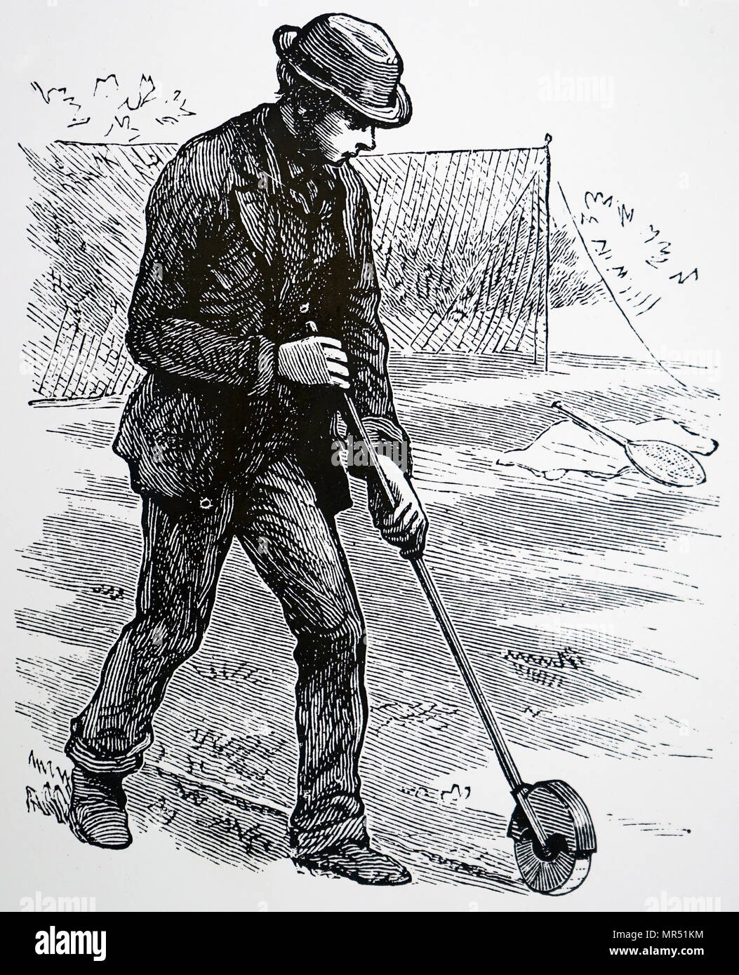 Illustrazione raffigurante una spazzola rotonda essendo utilizzata per la marcatura di campi da tennis. Datata del XIX secolo Foto Stock