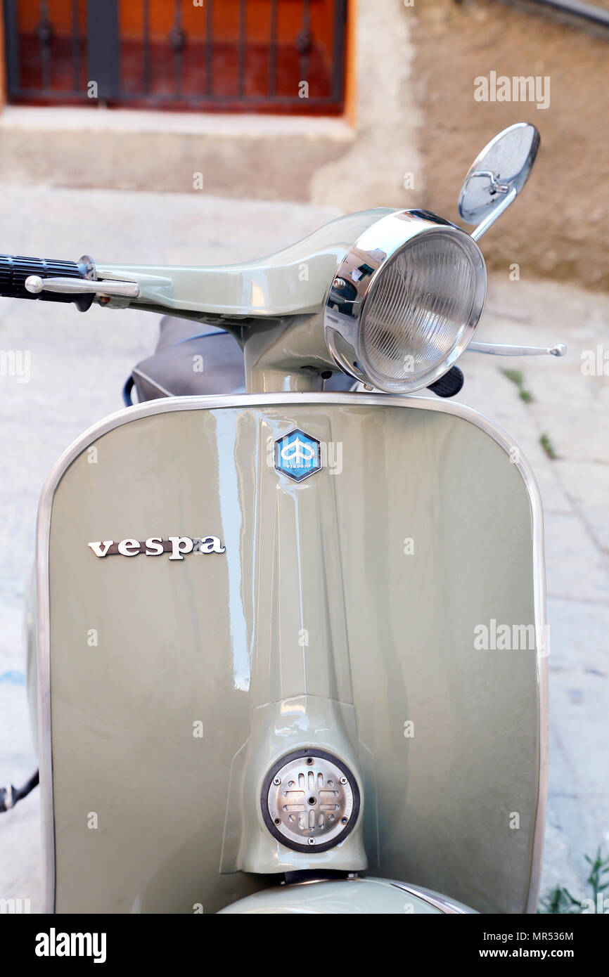 PORTO SANTO STEFANO, Italia - Luglio 18, 2014: Classic Vespa è uno dei prodotti del design industriale più famosa del mondo e più spesso utilizzato come un Foto Stock