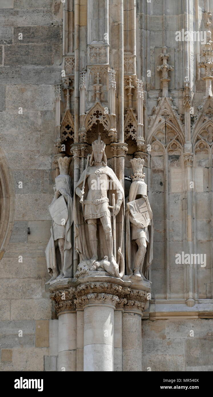 Fotografia della parte esterna della Cattedrale di Santo Stefano (Stephansdom), a Vienna che risale dal XII al XV secolo. Recante la data del XXI secolo Foto Stock