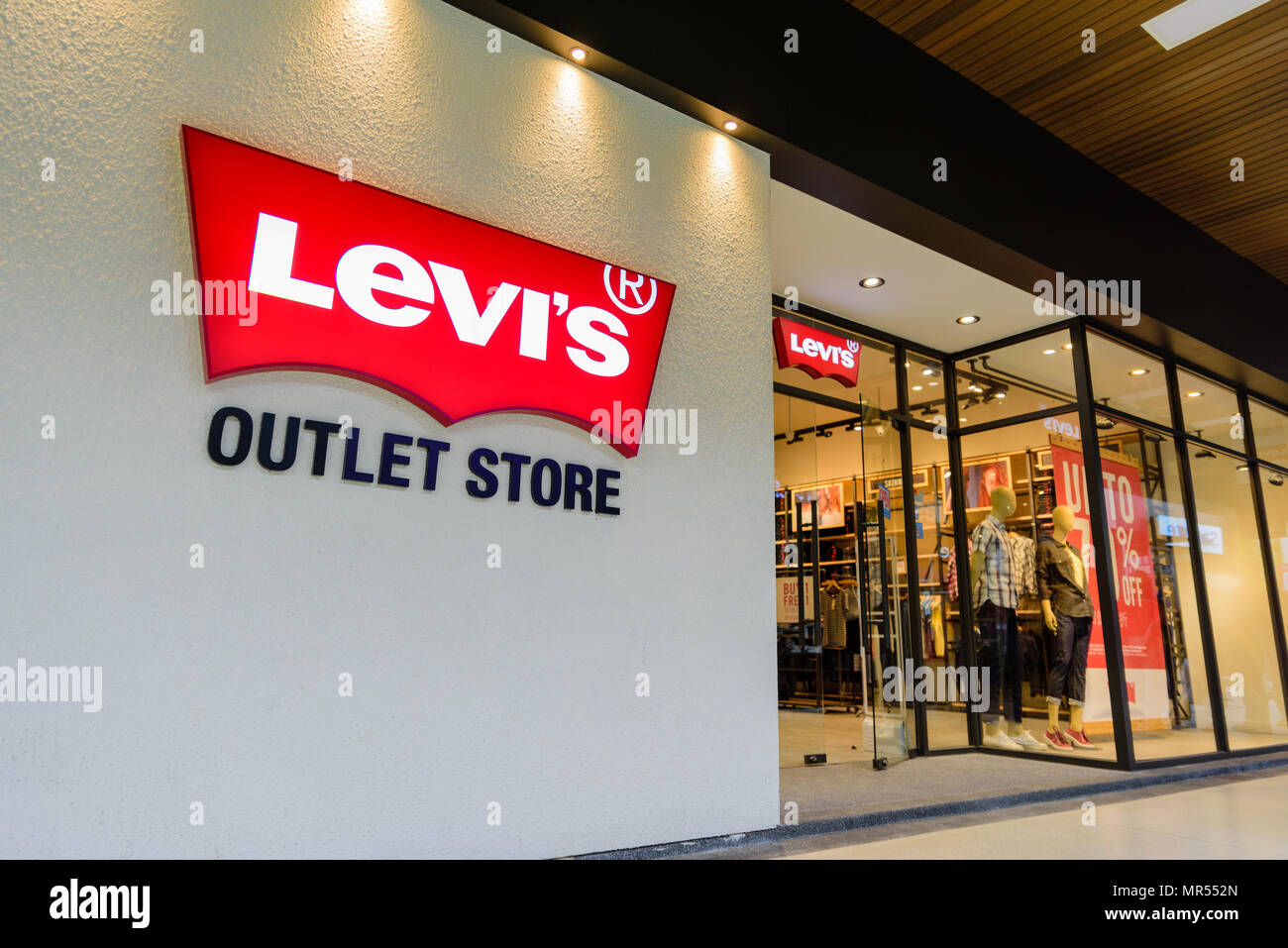 Penang, Malesia - Nov 11, 2017: Levi's Outlet Store. La Levi Strauss & Co.  è una società privata di abbigliamento americano azienda nota in tutto il  mondo per i suoi Levi's Foto stock - Alamy