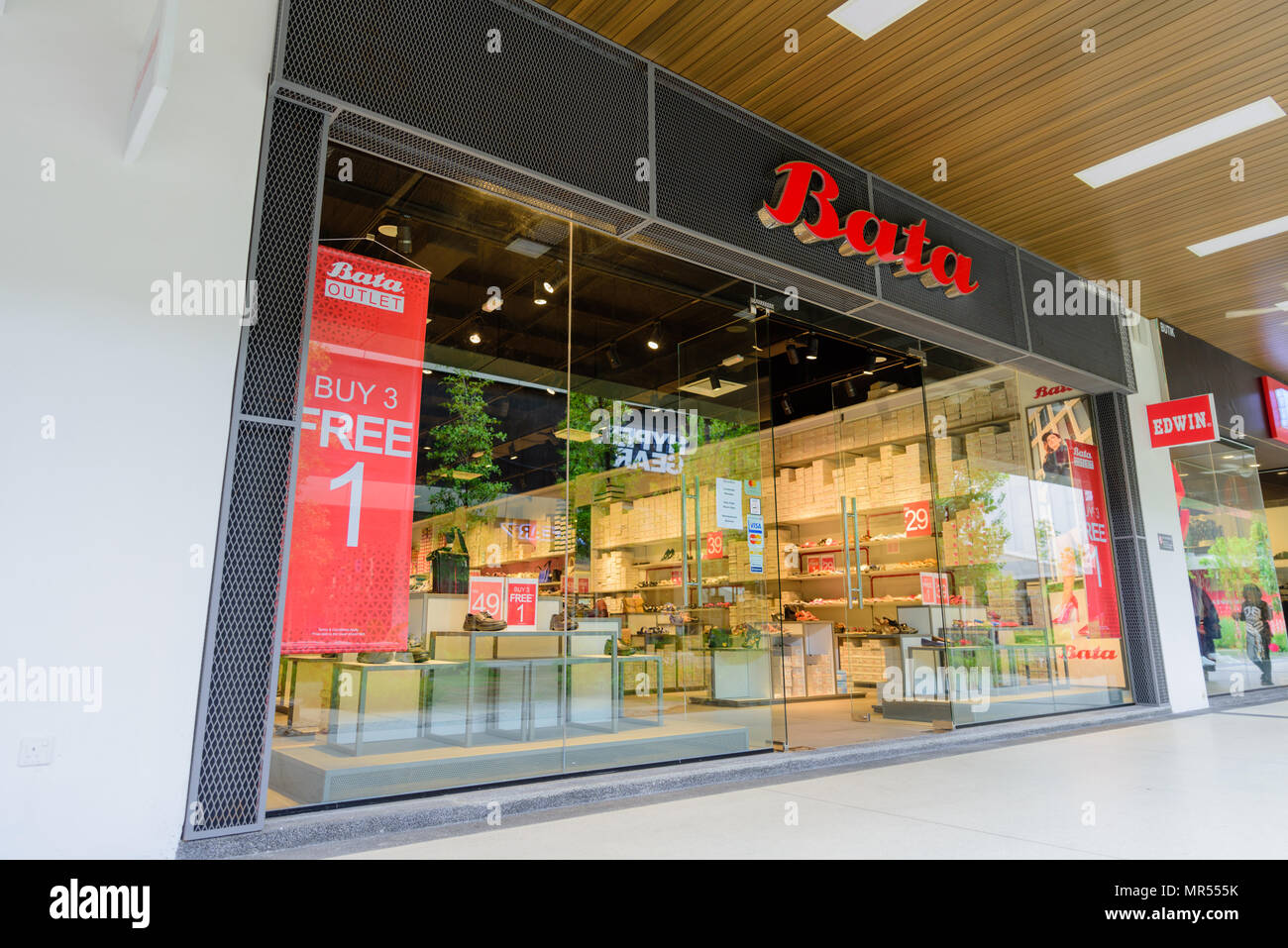 Penang, Malesia - Nov 11, 2017 : Bata Shoes Shop. Bata è di proprietà di una famiglia globale di calzature e accessori di moda produttore e rivenditore con agenti Foto Stock