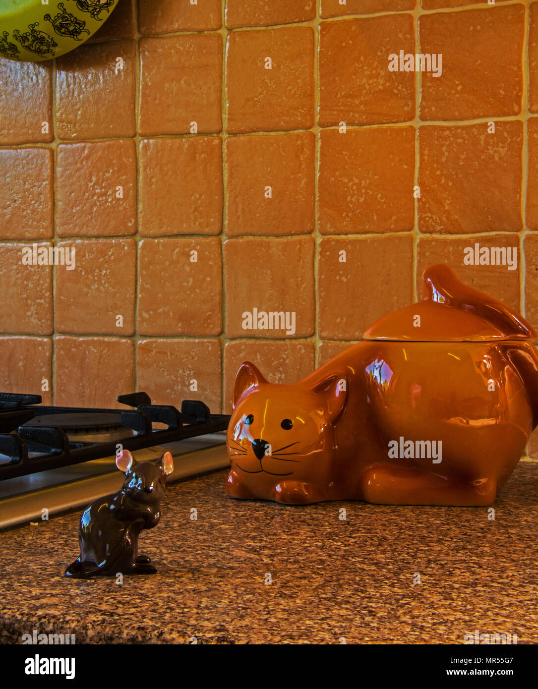 Gatto in ceramica & mouse in cucina Foto Stock