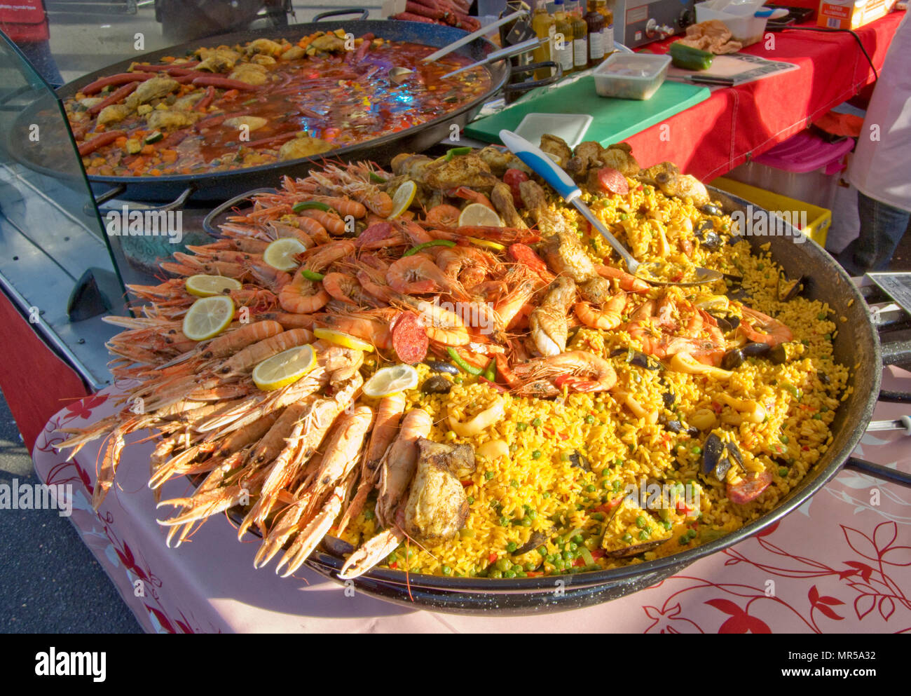 Rennes, Francia, 'fresco preparato Paella ', al mercato del sabato mattina in Bretagna. Ubicazione Marché des Lices, Halles Centrales. Città Vecchia Sabato 26/09/2009 © Peter SPURRIER Foto Stock