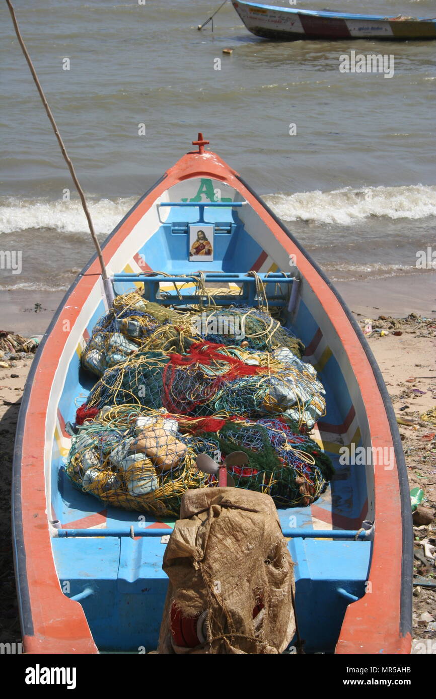 Colorate barche da pesca con le reti da pesca all'interno, Kanyakumari, India Foto Stock
