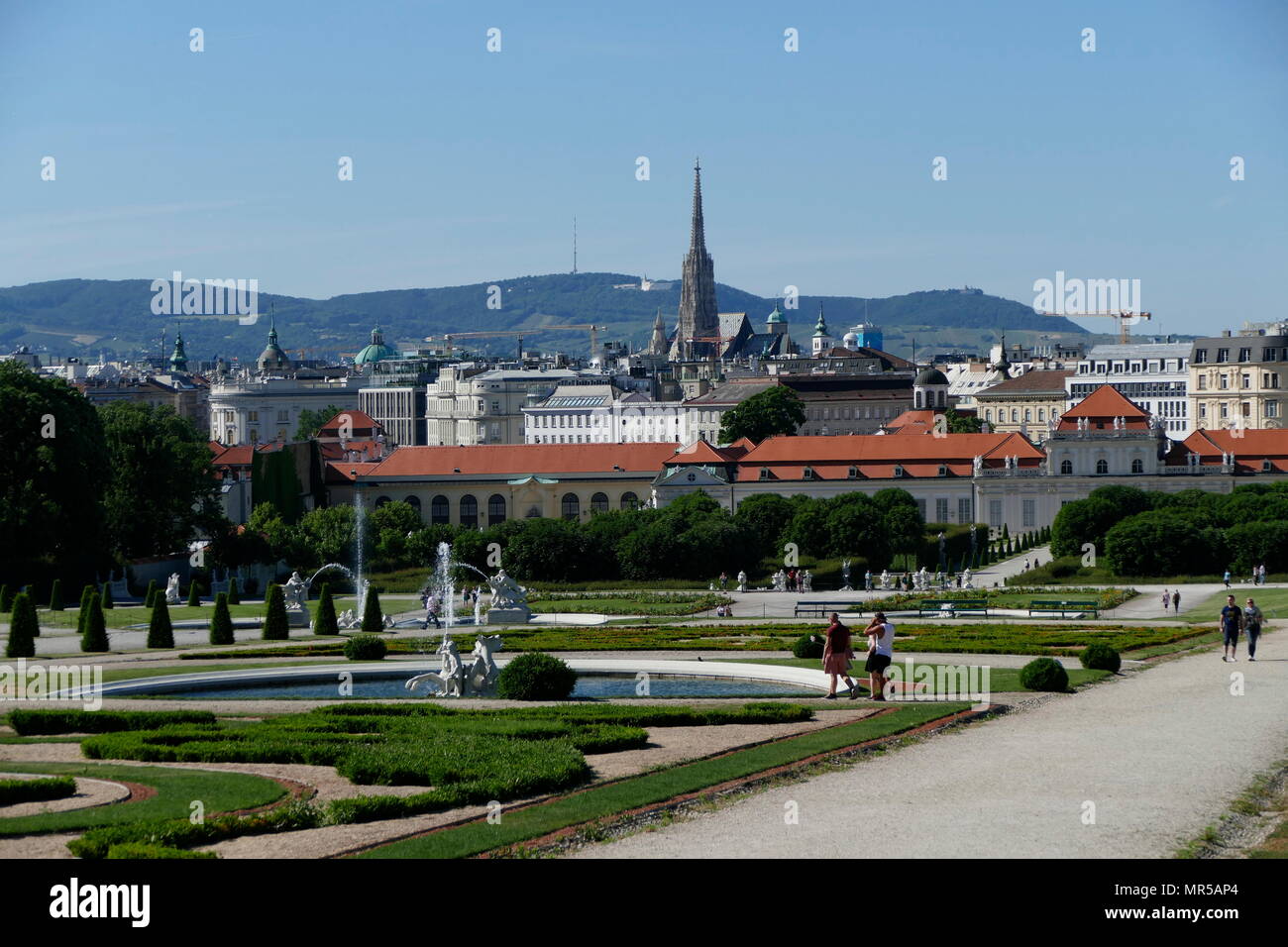 Fotografia dei giardini del Palazzo Belvedere, Vienna, Austria. Il Belvedere è uno storico palazzo barocco, impostato in un parco barocco paesaggio nel terzo distretto della città, su spigolo sud-est del suo centro. Essa ospita il Museo Belvedere Foto Stock