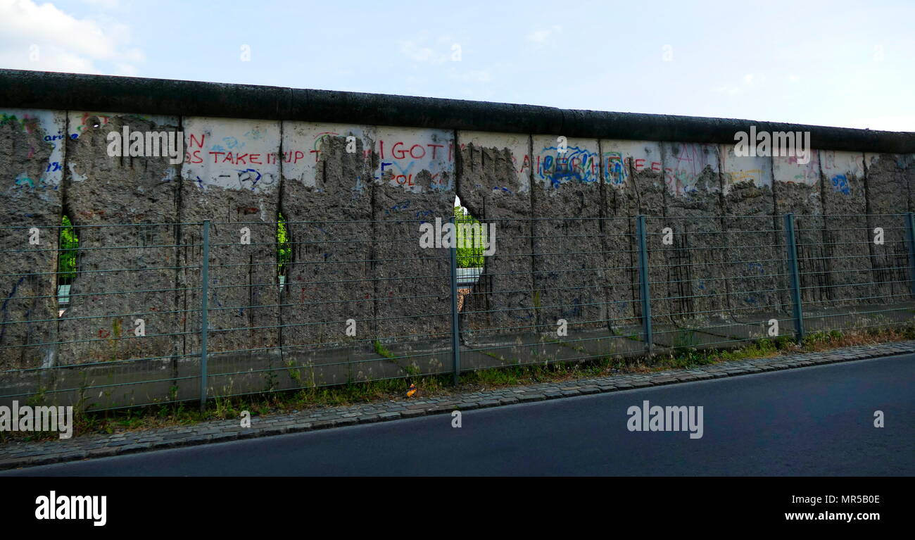 Fotografia che mostra alcuni dei graffiti sul muro di Berlino (Berliner Mauer). Il muro di Berlino che è stato custodito una barriera di cemento che divideva Berlino dal 1961 al 1989. Costruito dalla Repubblica democratica tedesca, la Germania Est) la parete completamente tagliata a Berlino Ovest dal circostante della Germania orientale e di Berlino Est fino a quando i funzionari del governo aperto nel novembre 1989. La sua demolizione è ufficialmente iniziato il 13 giugno 1990 ed è stato completato nel 1992. Recante la data del XXI secolo Foto Stock