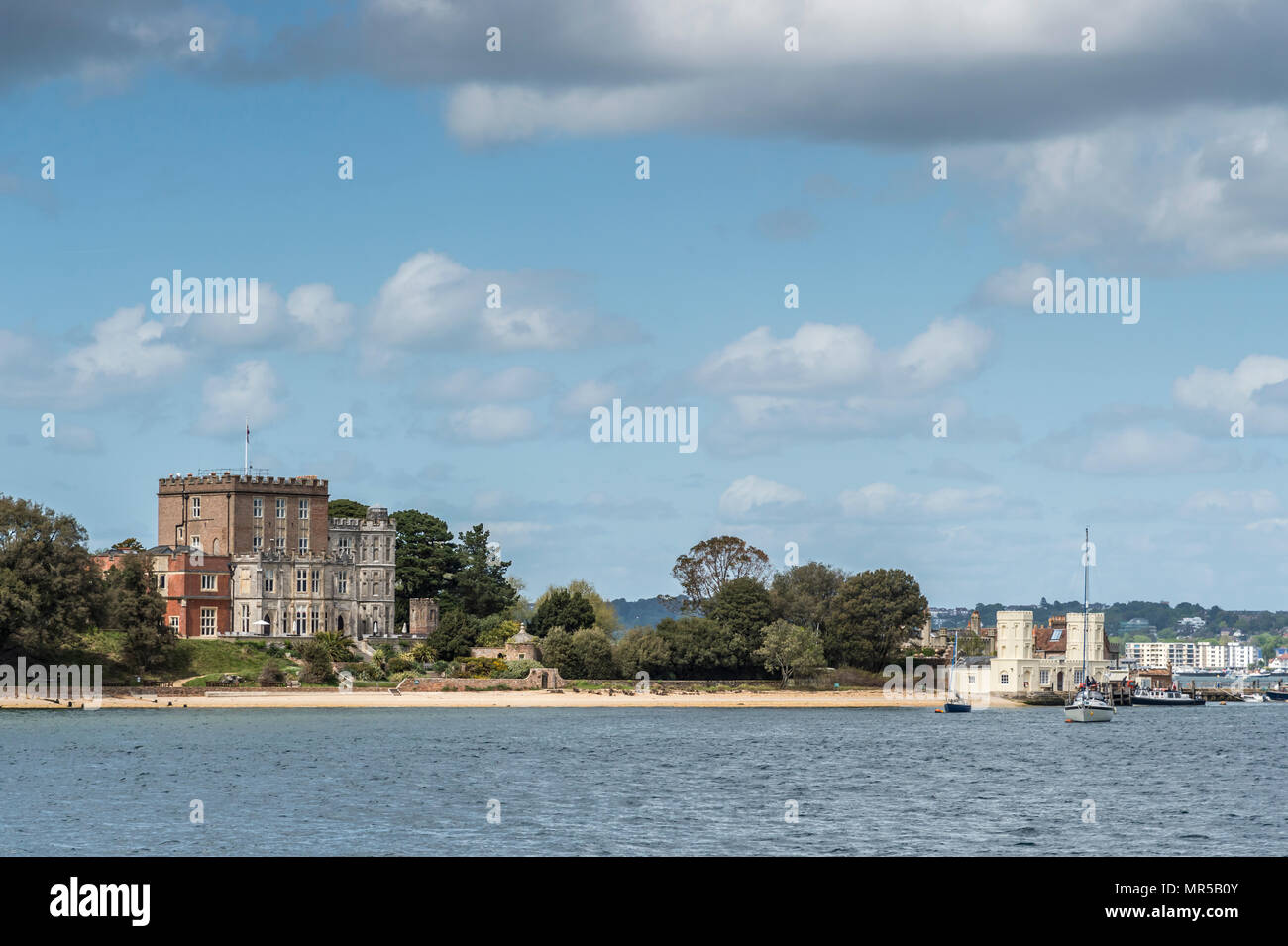 Paesaggi costieri con Brownsea Island castello situato nel porto di Poole nel Dorset Foto Stock