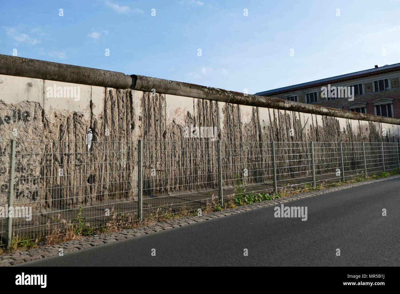 Fotografia che mostra alcuni dei graffiti sul muro di Berlino (Berliner Mauer). Il muro di Berlino che è stato custodito una barriera di cemento che divideva Berlino dal 1961 al 1989. Costruito dalla Repubblica democratica tedesca, la Germania Est) la parete completamente tagliata a Berlino Ovest dal circostante della Germania orientale e di Berlino Est fino a quando i funzionari del governo aperto nel novembre 1989. La sua demolizione è ufficialmente iniziato il 13 giugno 1990 ed è stato completato nel 1992. Recante la data del XXI secolo Foto Stock