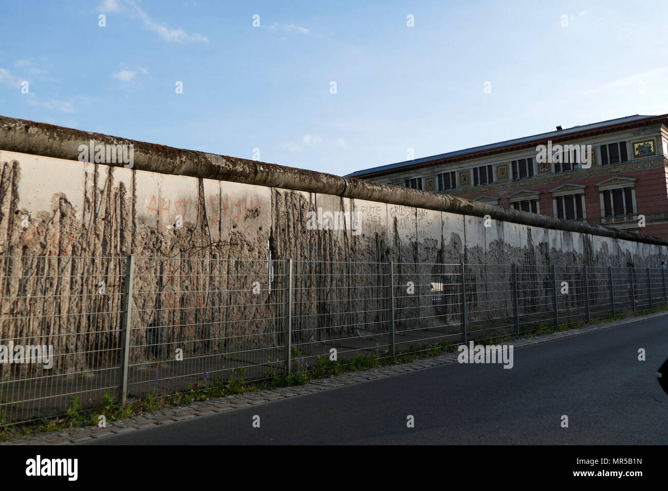 Fotografia che mostra alcuni dei graffiti sul muro di Berlino (Berliner Mauer). Il muro di Berlino che è stato custodito una barriera di cemento che divideva Berlino dal 1961 al 1989. Costruito dalla Repubblica democratica tedesca, la Germania Est) la parete completamente tagliata a Berlino Ovest dal circostante della Germania orientale e di Berlino Est fino a quando i funzionari del governo aperto nel novembre 1989. La sua demolizione è ufficialmente iniziato il 13 giugno 1990 ed è stato completato nel 1992. Recante la data del XXI secolo Foto Stock