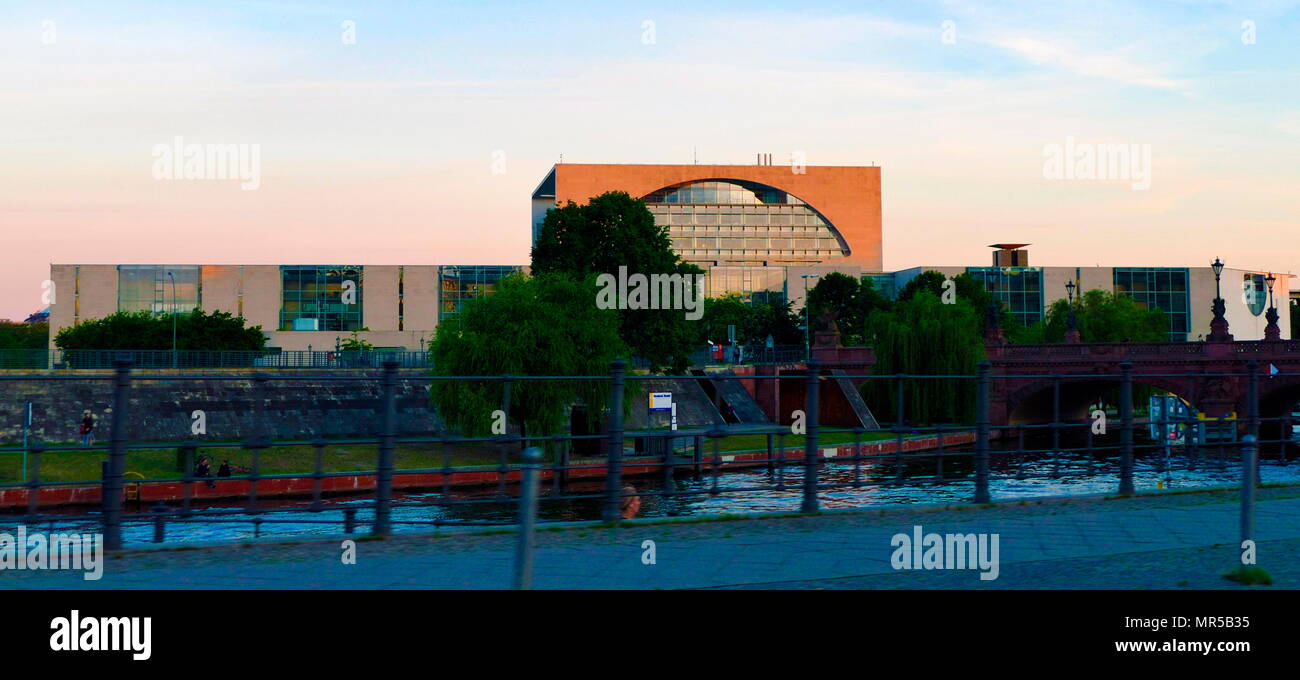 Fotografia della parte esterna della Cancelleria tedesca, Berlino, Germania. La Cancelleria tedesca (Bundeskanzleramt) è un'agenzia che serve l'ufficio esecutivo del cancelliere della Germania, il capo del governo federale. Recante la data del XXI secolo Foto Stock