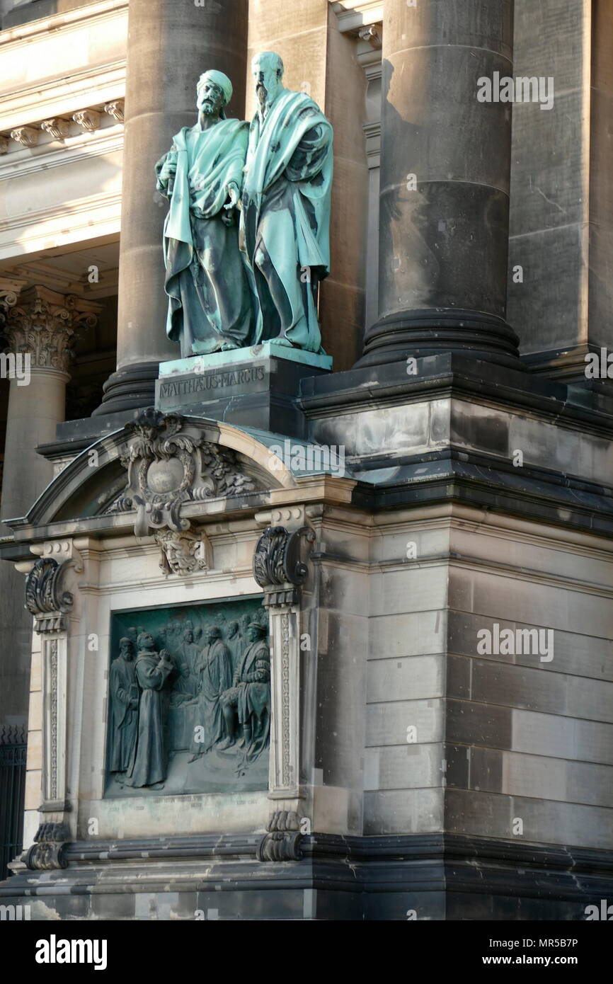 Fotografia della parte esterna della Cattedrale di Berlino (Berliner Dom), situato sull'Isola dei musei nel centro della citta'. La cattedrale è il più grande di Berlino ed è ancora oggi in uso. Anche se la costruzione attuale risale solo al 1905, come la chiesa della casa della famiglia Hohenzollern, la cripta è il luogo di riposo per Hohenzollerns andare tutto il modo in cui torna a 1455. Recante la data del XXI secolo Foto Stock