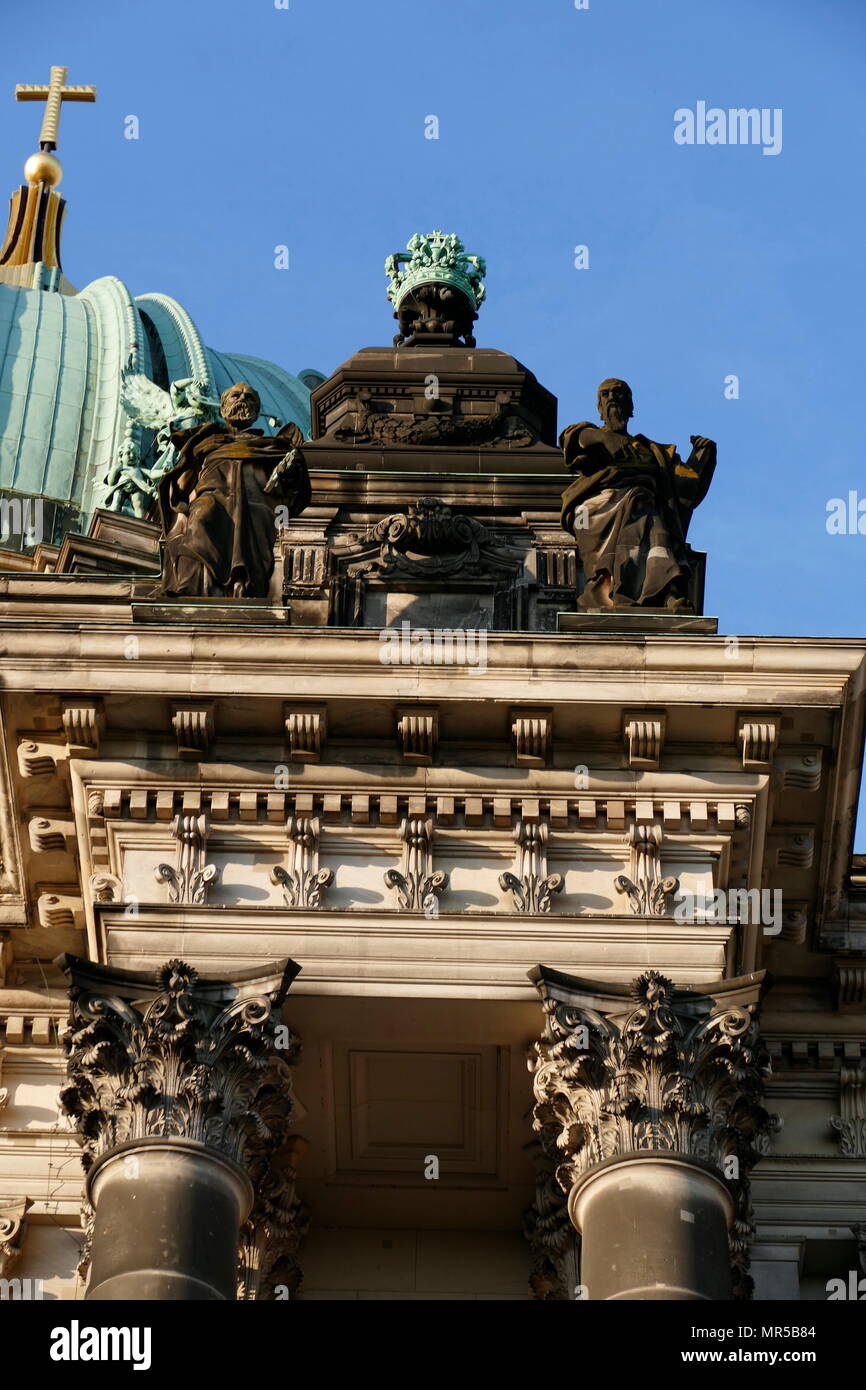 Fotografia della parte esterna della Cattedrale di Berlino (Berliner Dom), situato sull'Isola dei musei nel centro della citta'. La cattedrale è il più grande di Berlino ed è ancora oggi in uso. Anche se la costruzione attuale risale solo al 1905, come la chiesa della casa della famiglia Hohenzollern, la cripta è il luogo di riposo per Hohenzollerns andare tutto il modo in cui torna a 1455. Recante la data del XXI secolo Foto Stock