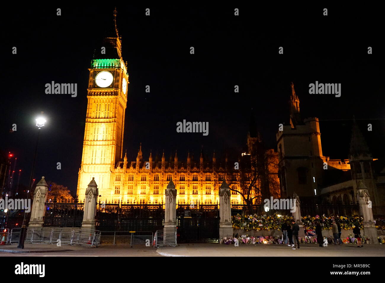 Fotografia che mostra i tributi poste al di fuori del Parlamento europeo a Londra, dopo il 22 marzo 2017, attacco terroristico. L'utente malintenzionato, 52-enne britannico Khalid Massud, guidato una vettura in pedoni sul marciapiede lungo il lato sud di Westminster Bridge e Bridge Street, ferendo più di 50 persone, quattro di loro fatali. Recante la data del XXI secolo Foto Stock