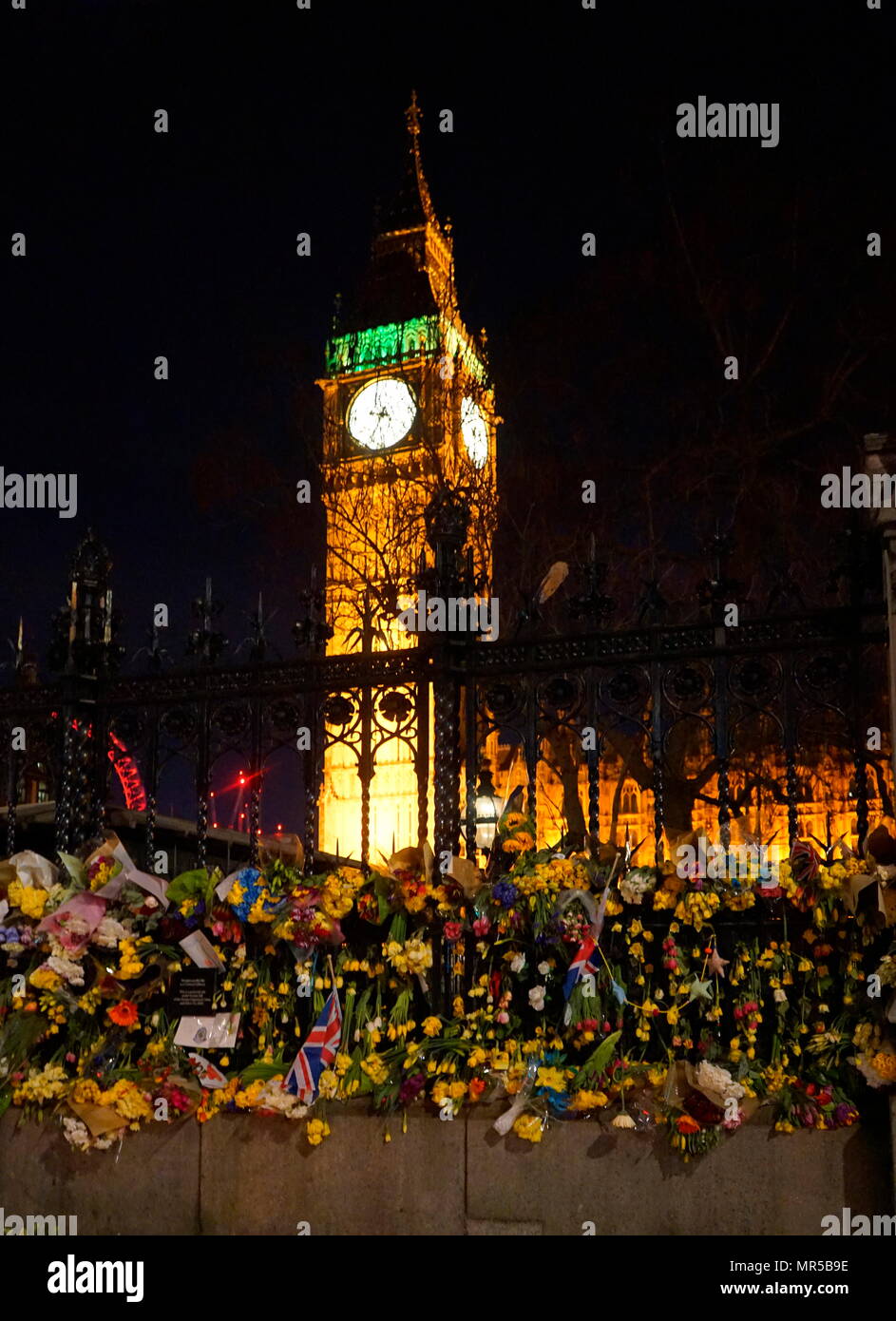Fotografia che mostra i tributi poste al di fuori del Parlamento europeo a Londra, dopo il 22 marzo 2017, attacco terroristico. L'utente malintenzionato, 52-enne britannico Khalid Massud, guidato una vettura in pedoni sul marciapiede lungo il lato sud di Westminster Bridge e Bridge Street, ferendo più di 50 persone, quattro di loro fatali. Recante la data del XXI secolo Foto Stock