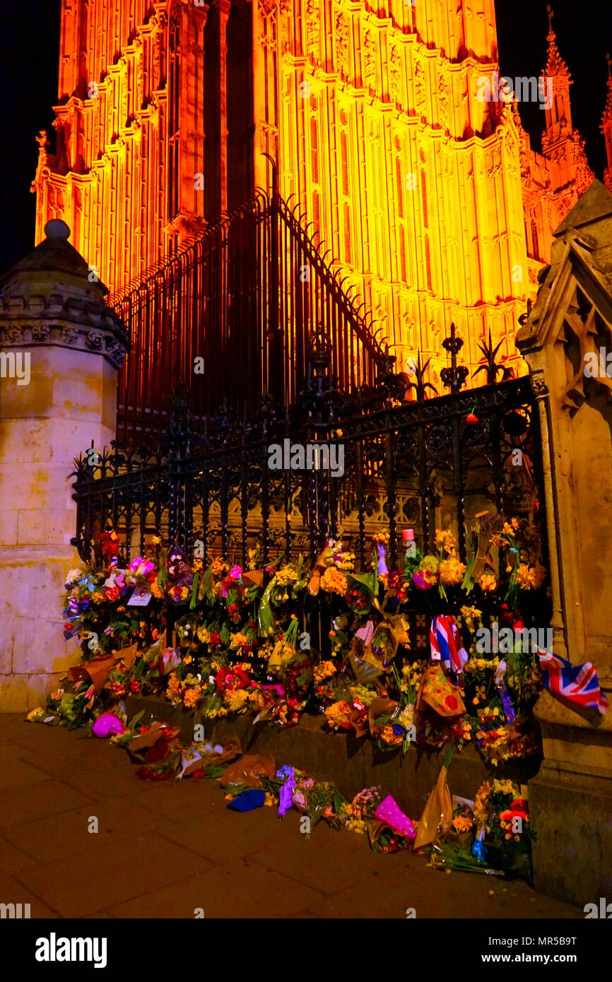 Fotografia che mostra i tributi poste al di fuori del Parlamento europeo a Londra, dopo il 22 marzo 2017, attacco terroristico. L'utente malintenzionato, 52-enne britannico Khalid Massud, guidato una vettura in pedoni sul marciapiede lungo il lato sud di Westminster Bridge e Bridge Street, ferendo più di 50 persone, quattro di loro fatali. Recante la data del XXI secolo Foto Stock