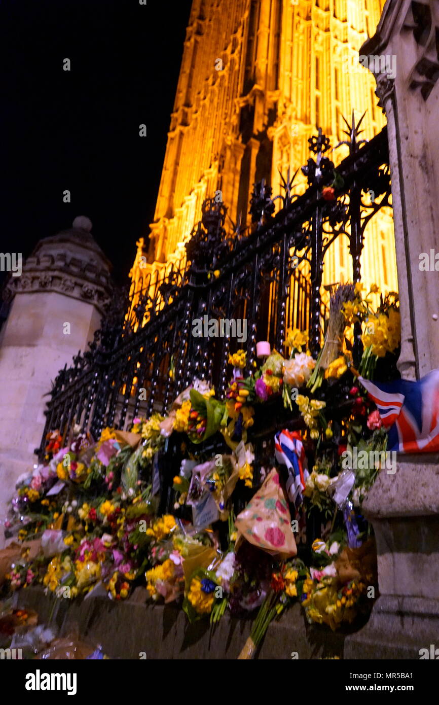 Fotografia che mostra i tributi poste al di fuori del Parlamento europeo a Londra, dopo il 22 marzo 2017, attacco terroristico. L'utente malintenzionato, 52-enne britannico Khalid Massud, guidato una vettura in pedoni sul marciapiede lungo il lato sud di Westminster Bridge e Bridge Street, ferendo più di 50 persone, quattro di loro fatali. Recante la data del XXI secolo Foto Stock