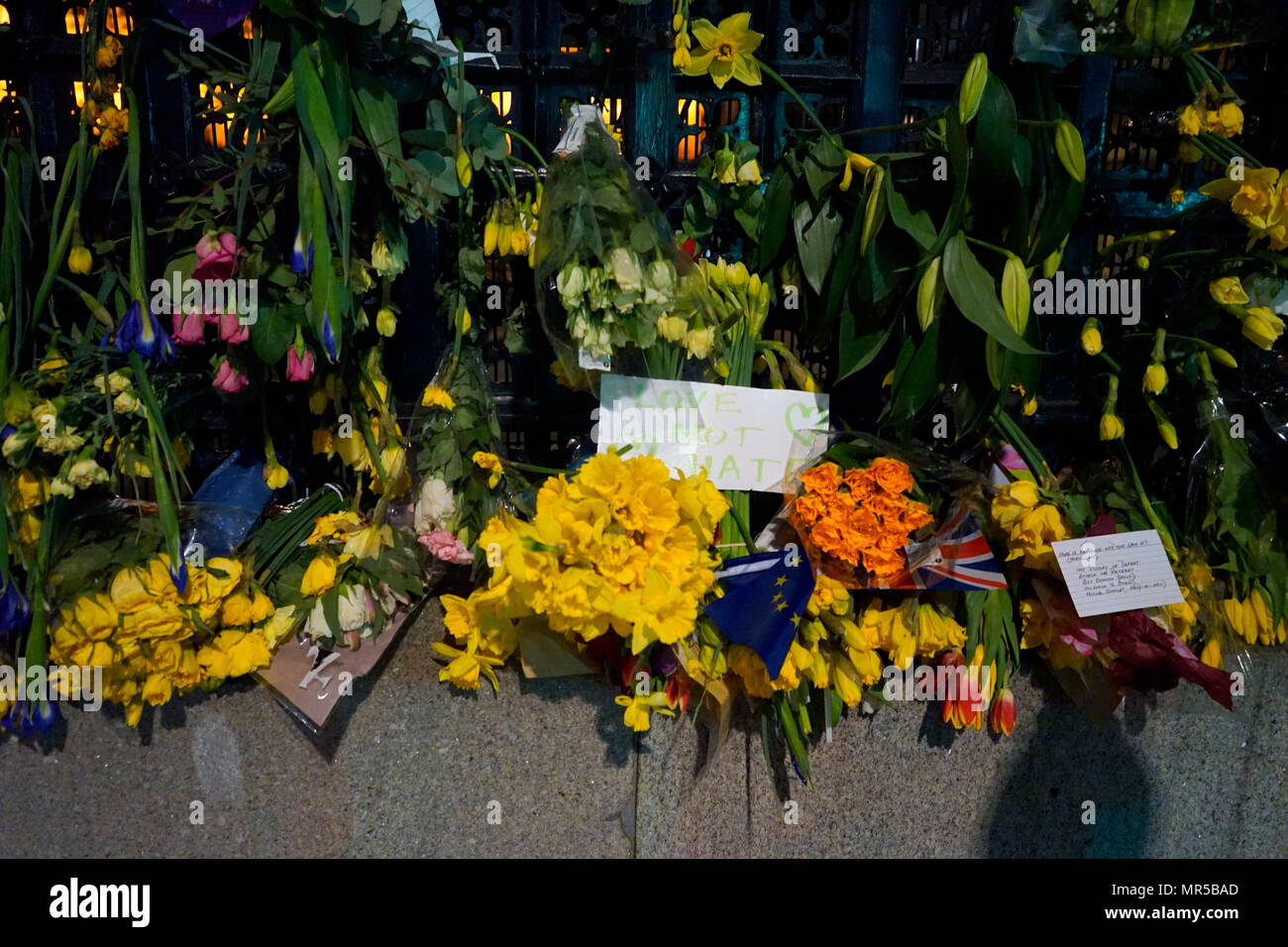 Fotografia che mostra i tributi poste al di fuori del Parlamento europeo a Londra, dopo il 22 marzo 2017, attacco terroristico. L'utente malintenzionato, 52-enne britannico Khalid Massud, guidato una vettura in pedoni sul marciapiede lungo il lato sud di Westminster Bridge e Bridge Street, ferendo più di 50 persone, quattro di loro fatali. Recante la data del XXI secolo Foto Stock