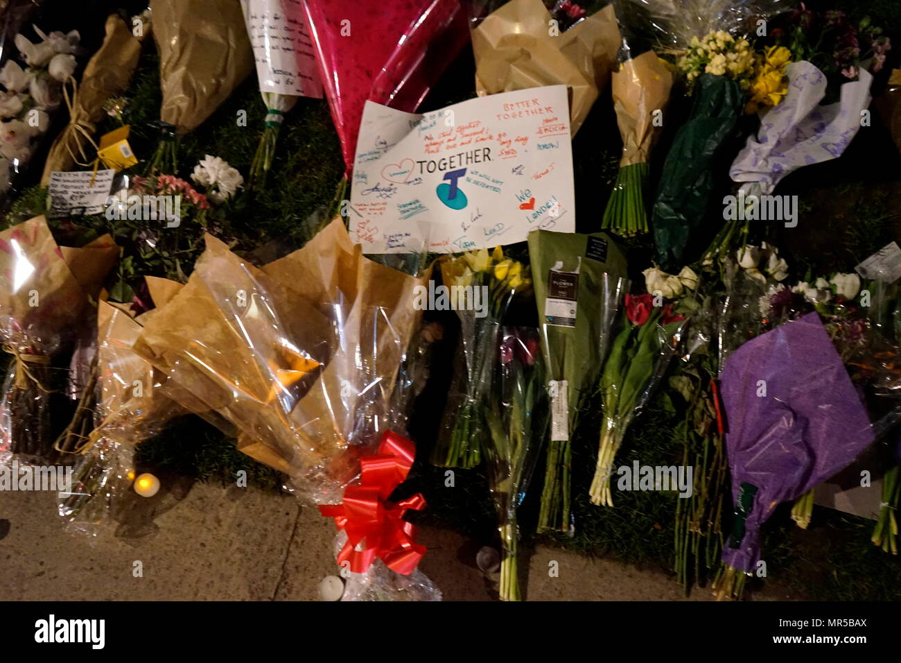 Fotografia che mostra i tributi poste al di fuori del Parlamento europeo a Londra, dopo il 22 marzo 2017, attacco terroristico. L'utente malintenzionato, 52-enne britannico Khalid Massud, guidato una vettura in pedoni sul marciapiede lungo il lato sud di Westminster Bridge e Bridge Street, ferendo più di 50 persone, quattro di loro fatali. Recante la data del XXI secolo Foto Stock