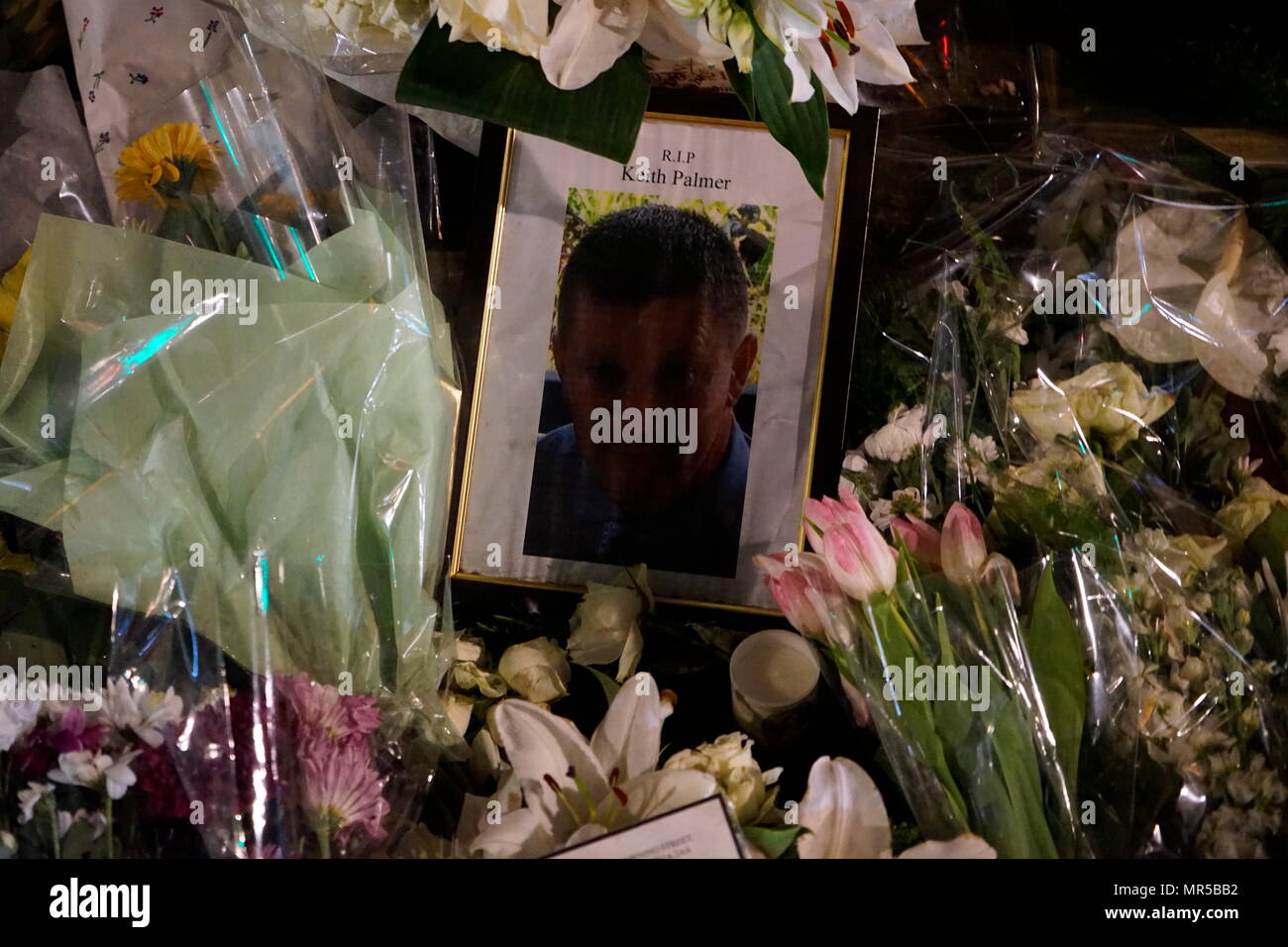 Fotografia che mostra i tributi poste al di fuori del Parlamento europeo a Londra, dopo il 22 marzo 2017, attacco terroristico. L'utente malintenzionato, 52-enne britannico Khalid Massud, guidato una vettura in pedoni sul marciapiede lungo il lato sud di Westminster Bridge e Bridge Street, ferendo più di 50 persone, quattro di loro fatali. Recante la data del XXI secolo Foto Stock