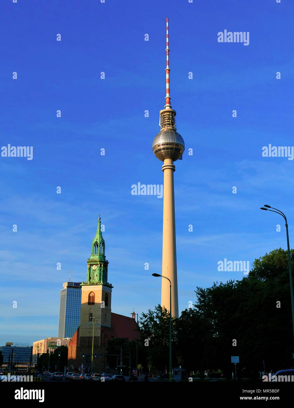 Fotografia che mostra la Fernsehturm (torre della televisione) nel centro di Berlino, Germania. Vicino a Alexanderplatz in Berlin-Mitte, la torre fu costruita tra il 1965 e il 1969 dal governo della Repubblica democratica tedesca (RDT). Esso era inteso come un simbolo sia del potere comunista e di Berlino. Recante la data del XXI secolo Foto Stock