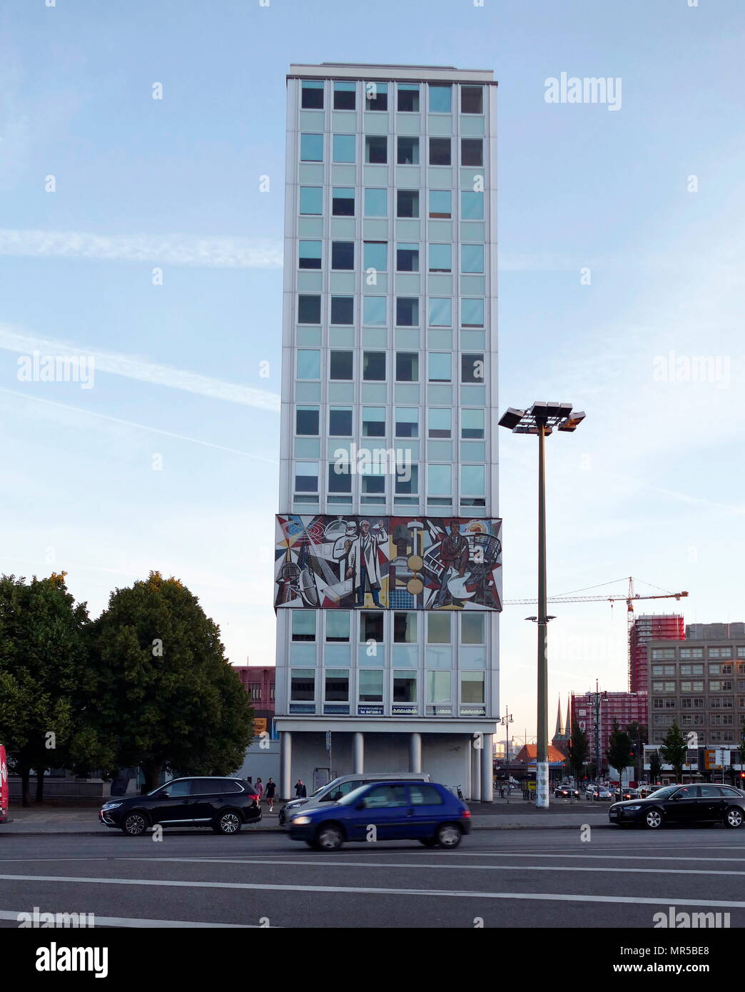 Tedesco orientale comunista architettura ; Ufficio blocco con un periodo comunista, murale dedicata alla produzione pharmaseutical. Berlino, Germania 2017 Foto Stock