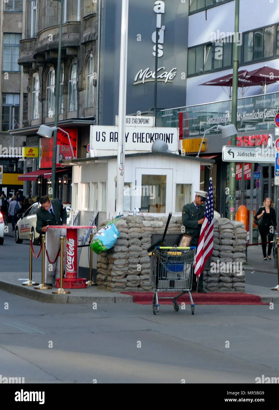 Fotografia del Checkpoint Charlie (o 'Checkpoint c' era il nome dato dagli Alleati occidentali per i più noti del muro di Berlino in punto di incrocio tra Berlino Est e Berlino Ovest durante la guerra fredda (1947-1991). Foto Stock