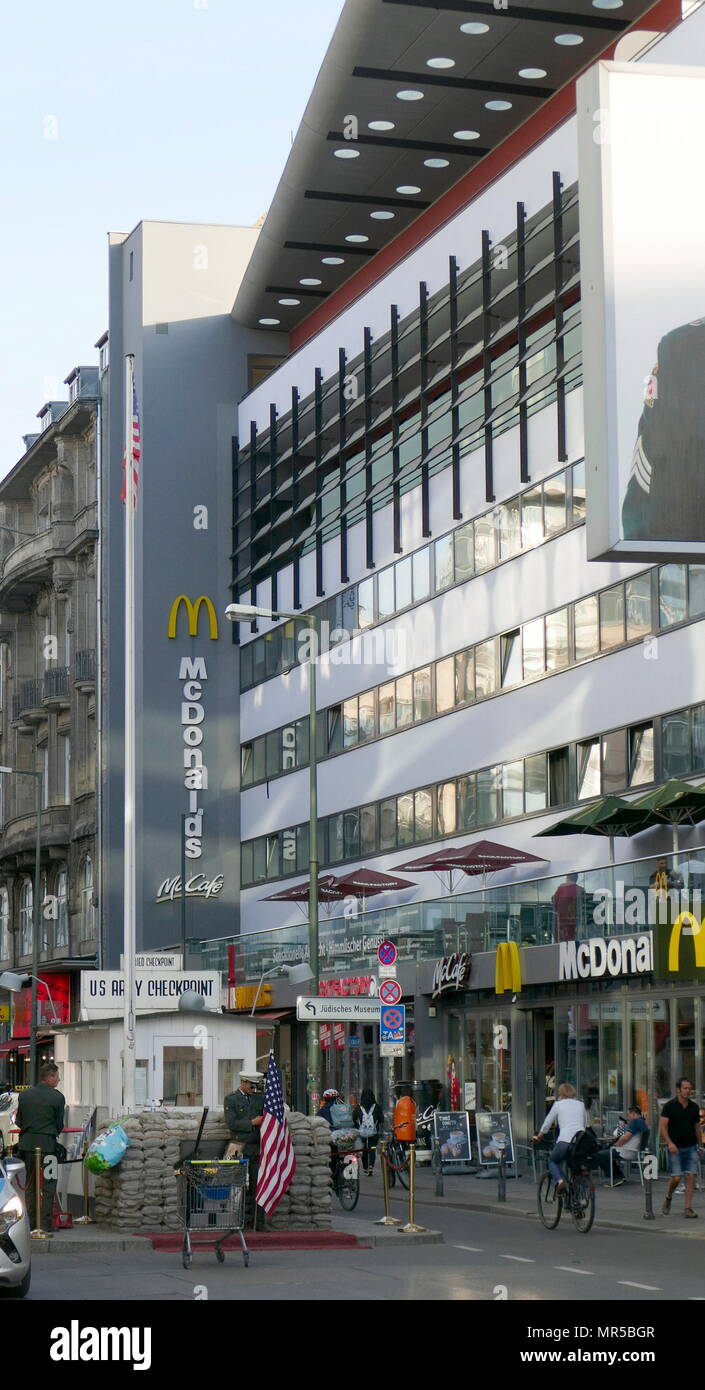 Fotografia del Checkpoint Charlie (o 'Checkpoint c' era il nome dato dagli Alleati occidentali per i più noti del muro di Berlino in punto di incrocio tra Berlino Est e Berlino Ovest durante la guerra fredda (1947-1991). Foto Stock