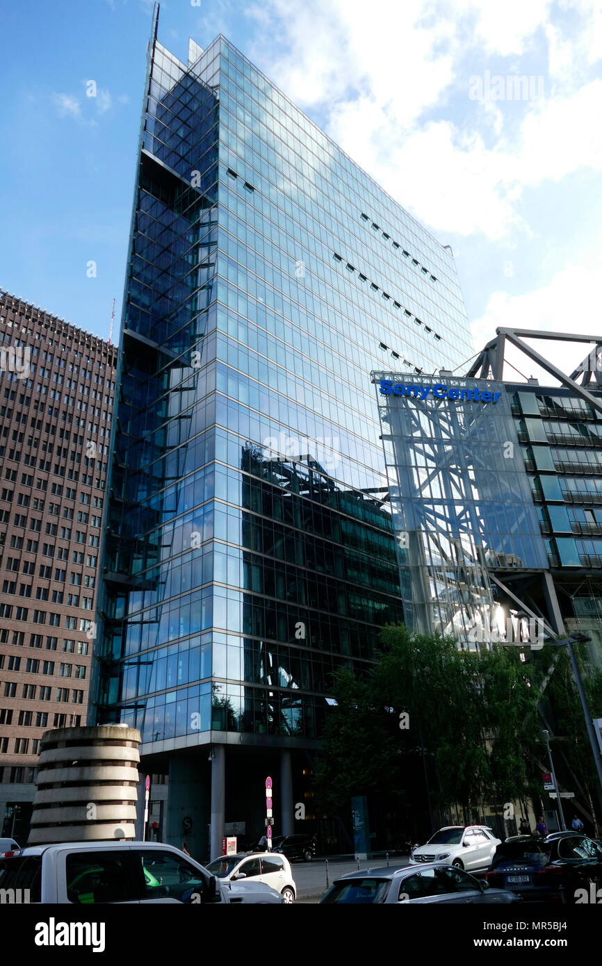 Il Sony Center è un complesso di edifici si trova a Potsdamer Platz a Berlino, Germania. Aperta nel 2000 e case Sony sede tedesca. Il centro è stato progettato da Helmut Jahn e Peter Walker. Foto Stock Il Sony Center è un complesso di edifici si trova a Potsdamer Platz a Berlino, Germania. Aperta nel 2000 e case Sony sede tedesca. Il centro è stato progettato da Helmut Jahn e Peter Walker. Foto Stock