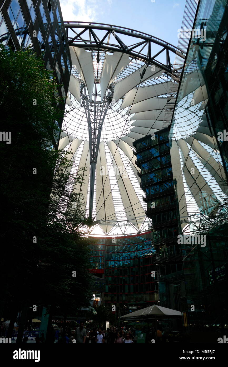 Il Sony Center è un complesso di edifici si trova a Potsdamer Platz a Berlino, Germania. Aperta nel 2000 e case Sony sede tedesca. Il centro è stato progettato da Helmut Jahn e Peter Walker. Foto Stock Il Sony Center è un complesso di edifici si trova a Potsdamer Platz a Berlino, Germania. Aperta nel 2000 e case Sony sede tedesca. Il centro è stato progettato da Helmut Jahn e Peter Walker. Foto Stock