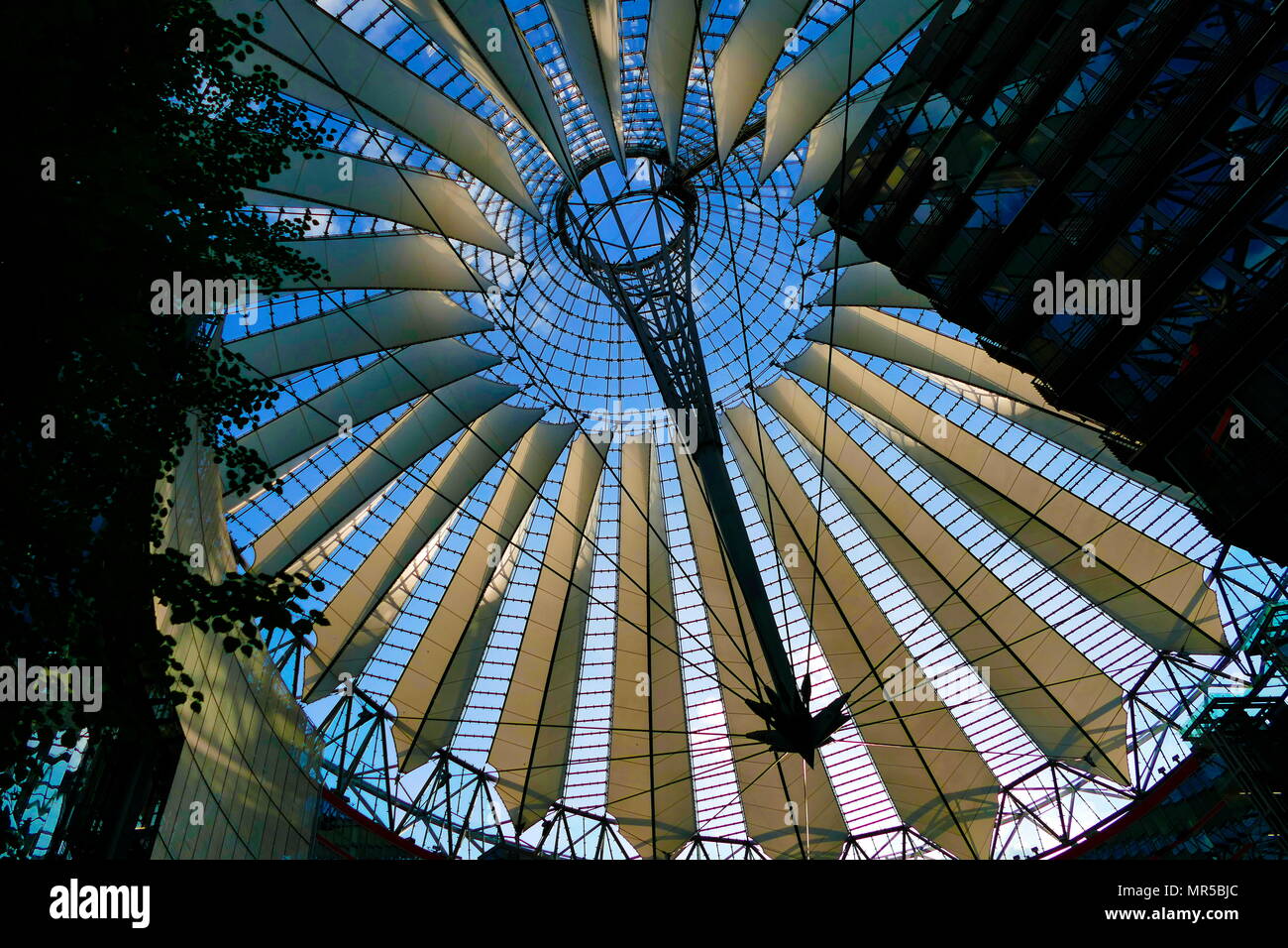Il Sony Center è un complesso di edifici si trova a Potsdamer Platz a Berlino, Germania. Aperta nel 2000 e case Sony sede tedesca. Il centro è stato progettato da Helmut Jahn e Peter Walker. Foto Stock Il Sony Center è un complesso di edifici si trova a Potsdamer Platz a Berlino, Germania. Aperta nel 2000 e case Sony sede tedesca. Il centro è stato progettato da Helmut Jahn e Peter Walker. Foto Stock