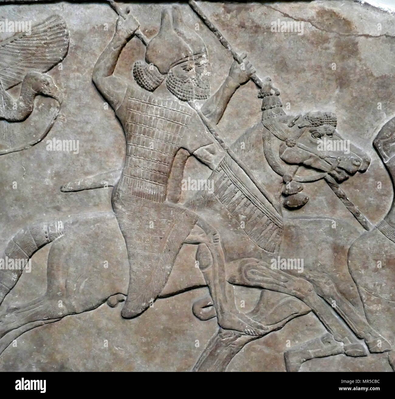 Scena di battaglia. Assira, circa 728 ВС. Parete di soccorso da Nimrud, Palazzo centrale. Un cavaliere nemico è sconfitto da un cavalryman blindati dell'esercito assiro. Foto Stock