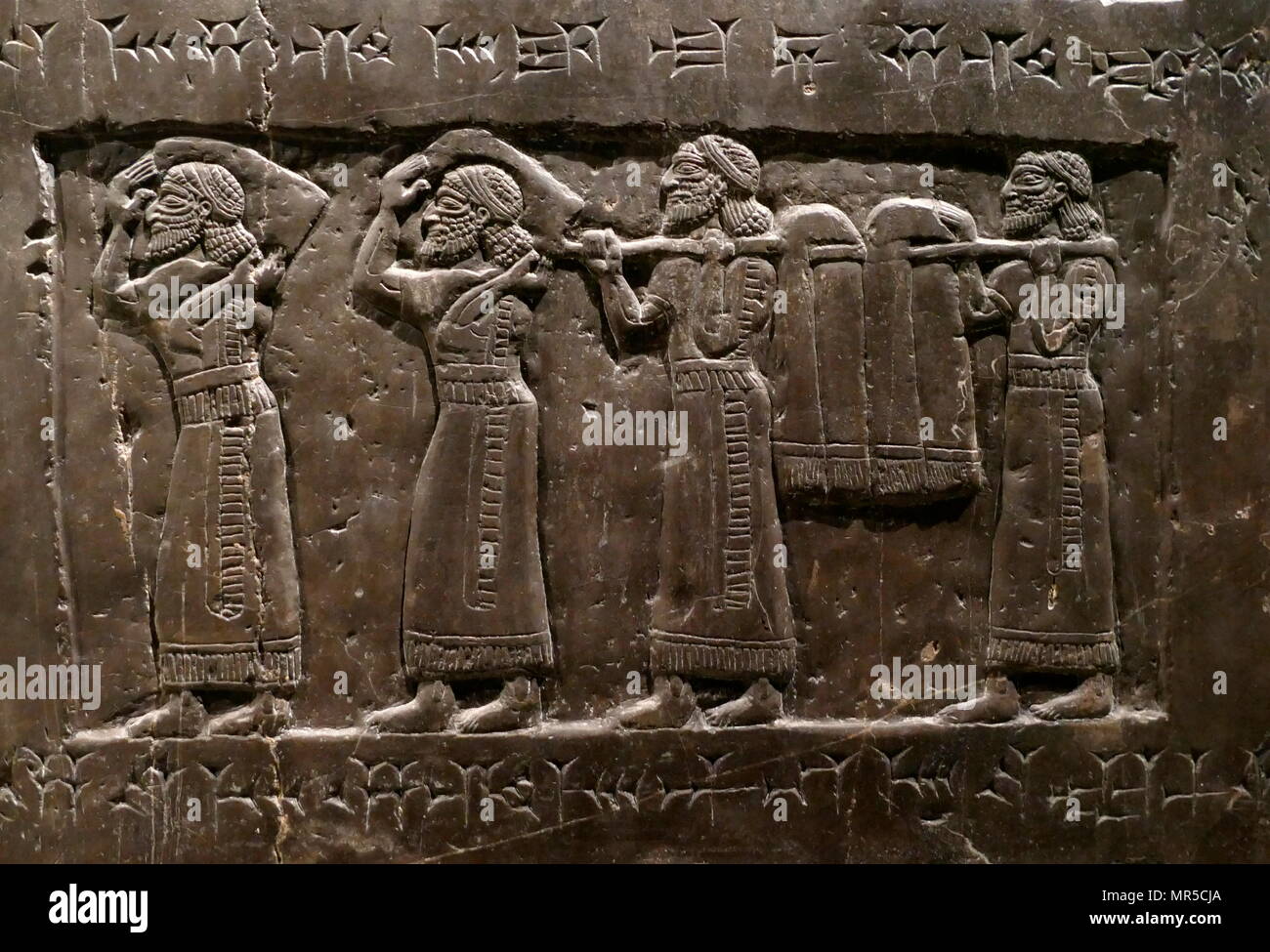 Dettaglio dall'Obelisco nero, di Shalmaneser III. Un calcare nero scultura assira con scene in bassorilievo e iscrizioni. Esso proviene da Nimrud (antica Kalhu), nel nord dell Iraq e ricorda le gesta del re Shalmaneser III (regnò 858-824 a.C.). Foto Stock