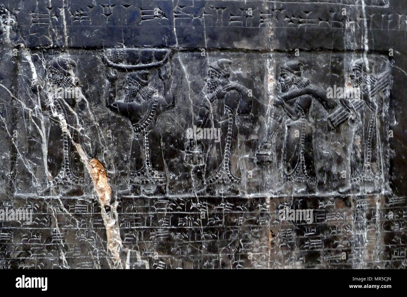 Dettaglio dall'Obelisco nero, di Shalmaneser III. Un calcare nero scultura assira con scene in bassorilievo e iscrizioni. Esso proviene da Nimrud (antica Kalhu), nel nord dell Iraq e ricorda le gesta del re Shalmaneser III (regnò 858-824 a.C.). Foto Stock