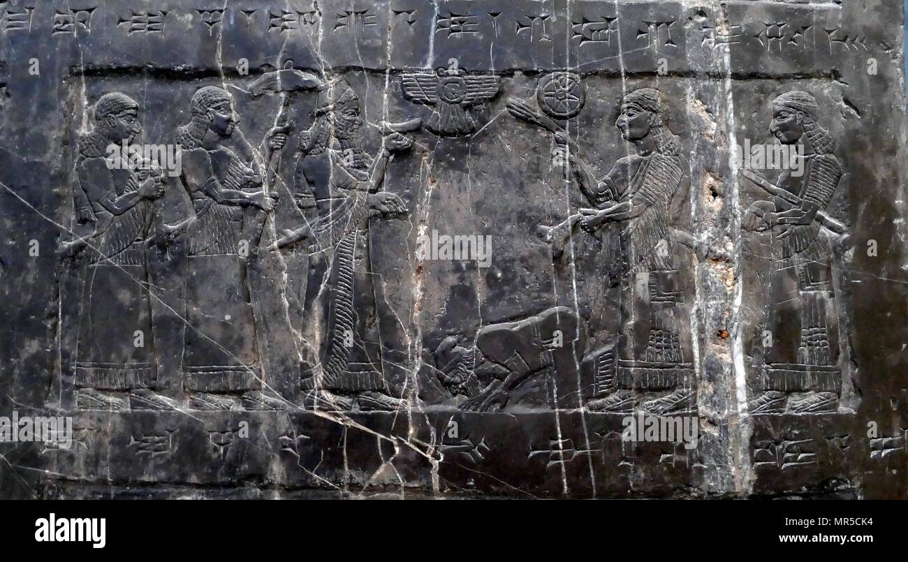 Dettaglio dall'Obelisco nero, di Shalmaneser III. Un calcare nero scultura assira con scene in bassorilievo e iscrizioni. Esso proviene da Nimrud (antica Kalhu), nel nord dell Iraq e ricorda le gesta del re Shalmaneser III (regnò 858-824 a.C.). Foto Stock
