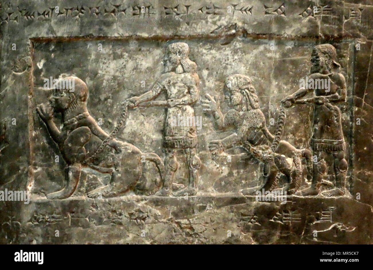 Dettaglio dall'Obelisco nero, di Shalmaneser III. Un calcare nero scultura assira con scene in bassorilievo e iscrizioni. Esso proviene da Nimrud (antica Kalhu), nel nord dell Iraq e ricorda le gesta del re Shalmaneser III (regnò 858-824 a.C.). Foto Stock