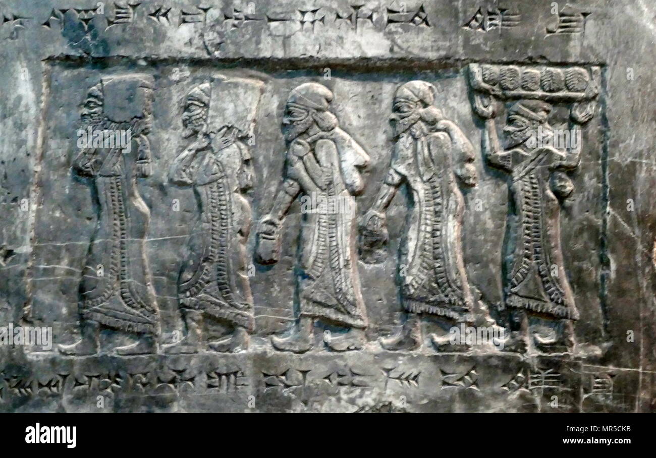 Dettaglio dall'Obelisco nero, di Shalmaneser III. Un calcare nero scultura assira con scene in bassorilievo e iscrizioni. Esso proviene da Nimrud (antica Kalhu), nel nord dell Iraq e ricorda le gesta del re Shalmaneser III (regnò 858-824 a.C.). Foto Stock