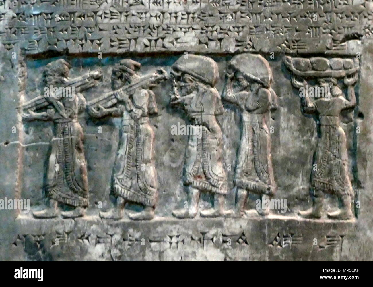 Dettaglio dall'Obelisco nero, di Shalmaneser III. Un calcare nero scultura assira con scene in bassorilievo e iscrizioni. Esso proviene da Nimrud (antica Kalhu), nel nord dell Iraq e ricorda le gesta del re Shalmaneser III (regnò 858-824 a.C.). Foto Stock