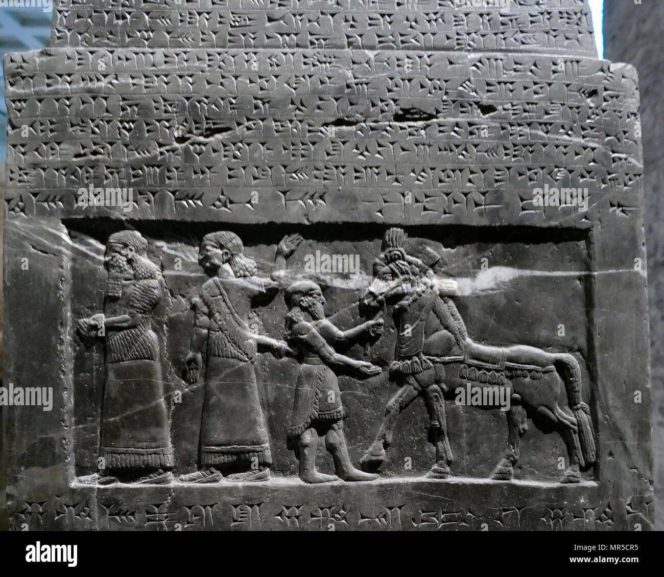 Dettaglio dall'Obelisco nero, di Shalmaneser III. Un calcare nero scultura assira con scene in bassorilievo e iscrizioni. Esso proviene da Nimrud (antica Kalhu), nel nord dell Iraq e ricorda le gesta del re Shalmaneser III (regnò 858-824 a.C.). Foto Stock