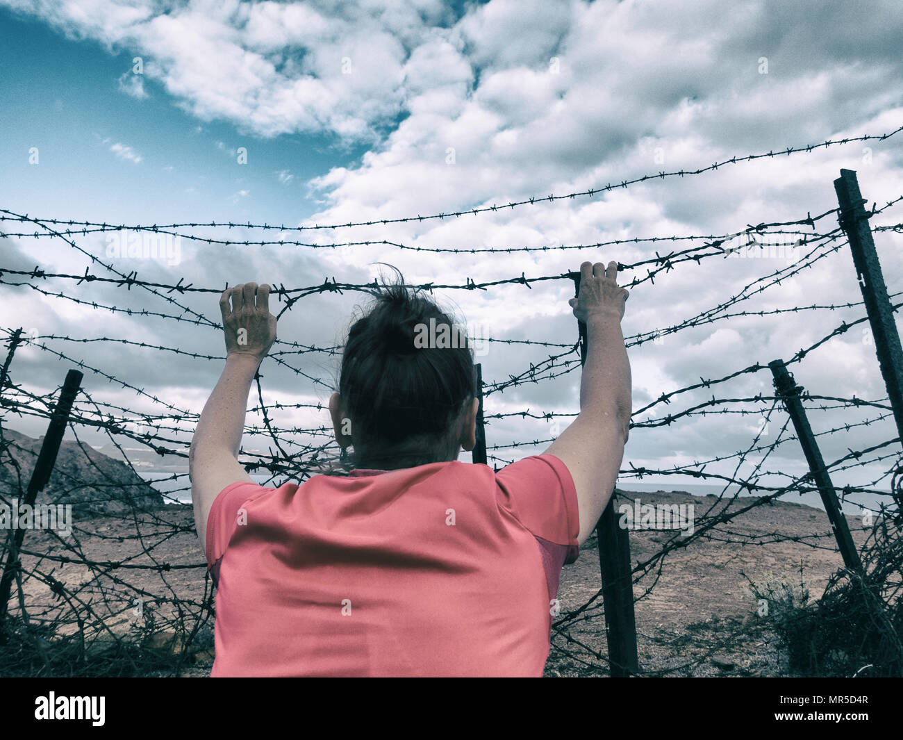 La donna dietro al filo spinato: asilo, Brexit, l' immigrazione clandestina e la tratta di esseri umani e la schiavitù...,il concetto di immagine. Foto Stock