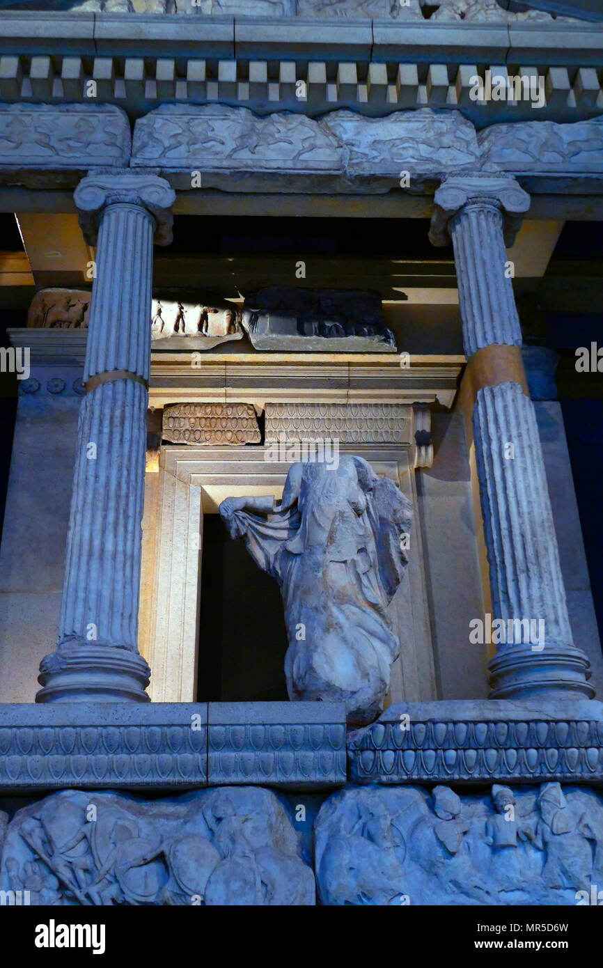 La nereide monumento è una tomba scolpita da Xanthus nel periodo classico Lycia, Turchia. Essa ha assunto la forma di un tempio greco sulla parte superiore di una base decorata con fregi scolpiti, e si ritiene sia stata costruita agli inizi del IV secolo A.C. come una tomba per Arbinas, il Xanthian dynast che governarono Lycia occidentale Foto Stock