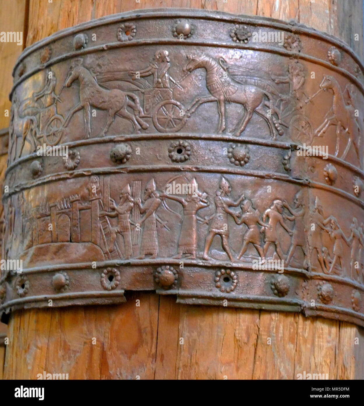 Il ricostruito Balawat Gates che adornano le porte principali di diversi edifici a Balawat (antica Imgur-Enlil), risalente al regna di Ashurnasirpal II (r. 883-859 BC) e Shalmaneser III (r. 859-824 a.C.). Il loro uso estensivo di arte narrativa che ritraggono le gesta del re di Assiria ha cementato la loro posizione di alcune delle più importanti opere superstiti di arte del Neo-Assyrian Impero. Quando l'impero Neo-Assyrian cadde nel 614-612 A.C. Balawat fu distrutta. Foto Stock