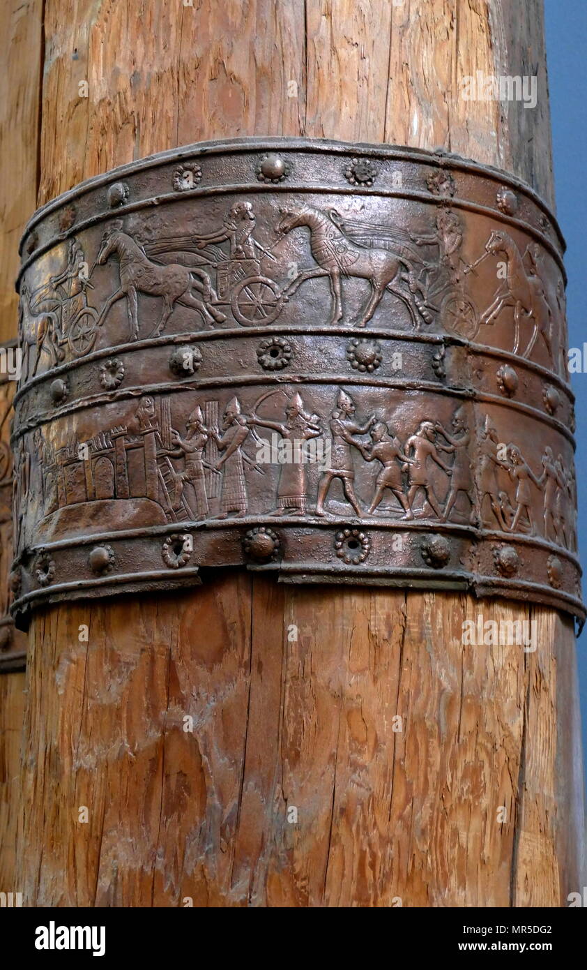 Il ricostruito Balawat Gates che adornano le porte principali di diversi edifici a Balawat (antica Imgur-Enlil), risalente al regna di Ashurnasirpal II (r. 883-859 BC) e Shalmaneser III (r. 859-824 a.C.). Il loro uso estensivo di arte narrativa che ritraggono le gesta del re di Assiria ha cementato la loro posizione di alcune delle più importanti opere superstiti di arte del Neo-Assyrian Impero. Quando l'impero Neo-Assyrian cadde nel 614-612 A.C. Balawat fu distrutta. Foto Stock