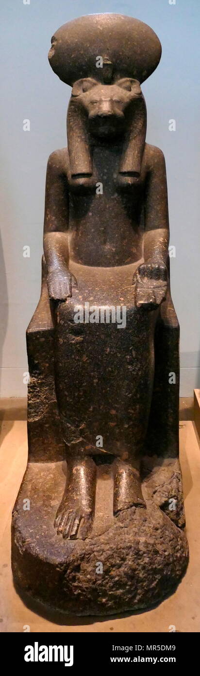 Statua in granito nero della dea Sekhmet, dal Tempio di Mut, Tebe, Egitto. circa 1400 BC. Nella mitologia egizia, Sekhmet era un guerriero dea come pure la dea della guarigione Foto Stock