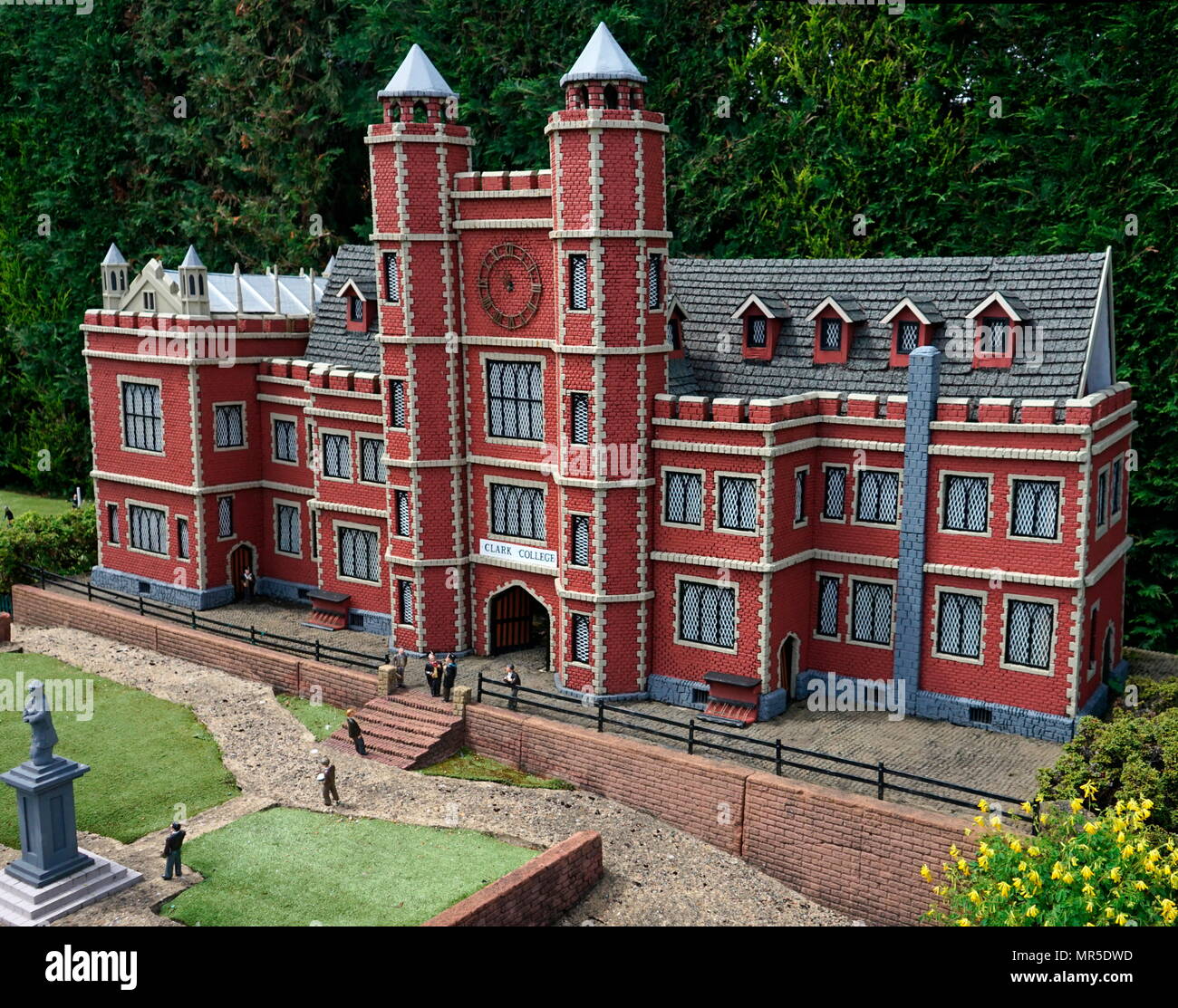 In stile vittoriano edificio di college il modello del villaggio a Bekonscot, Buckinghamshire, Inghilterra, il più antico villaggio di modello nel mondo. Foto Stock
