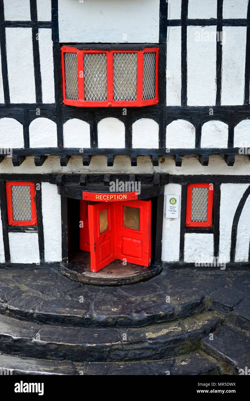Edwardian mock Hotel di stile Tudor, nel modello di villaggio a Bekonscot, Buckinghamshire, Inghilterra, il più antico villaggio di modello nel mondo. Foto Stock