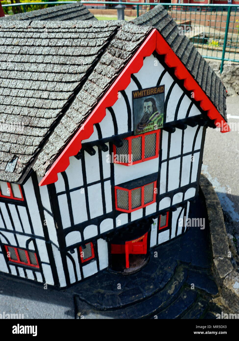 Edwardian mock Hotel di stile Tudor, nel modello di villaggio a Bekonscot, Buckinghamshire, Inghilterra, il più antico villaggio di modello nel mondo. Foto Stock
