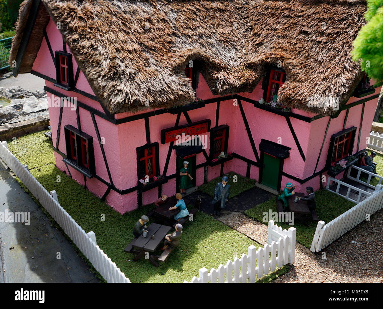 In stile Tudor Pub, nel modello di villaggio a Bekonscot, Buckinghamshire, Inghilterra, il più antico villaggio di modello nel mondo. Foto Stock