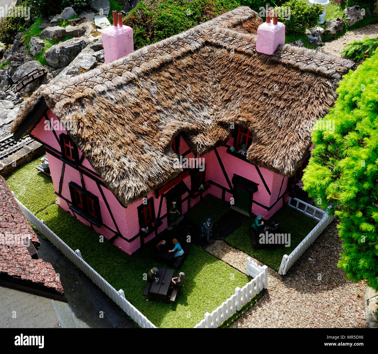 In stile Tudor Pub, nel modello di villaggio a Bekonscot, Buckinghamshire, Inghilterra, il più antico villaggio di modello nel mondo. Foto Stock